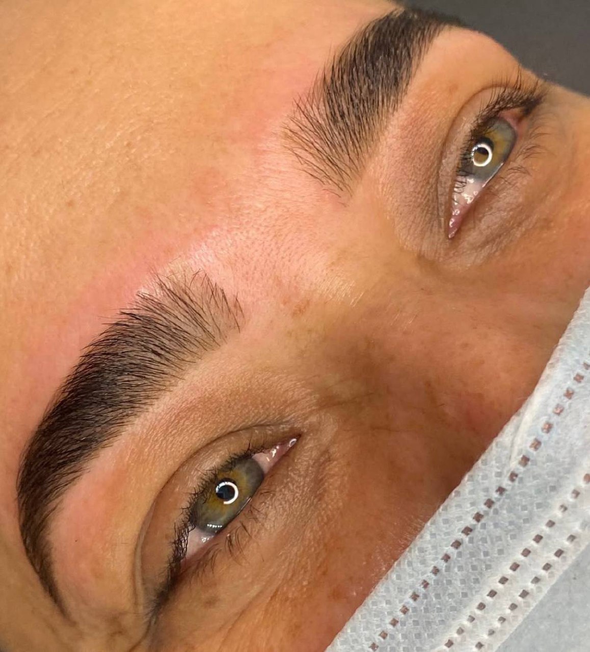Diseño de cejas con visajismo facial - Resultados naturales